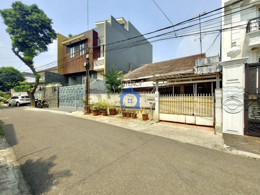 JUAL RUMAH BANGUNAN LAMA HITUNG TANAH LOKASI STRATEGIS KEBAYORAN BARU