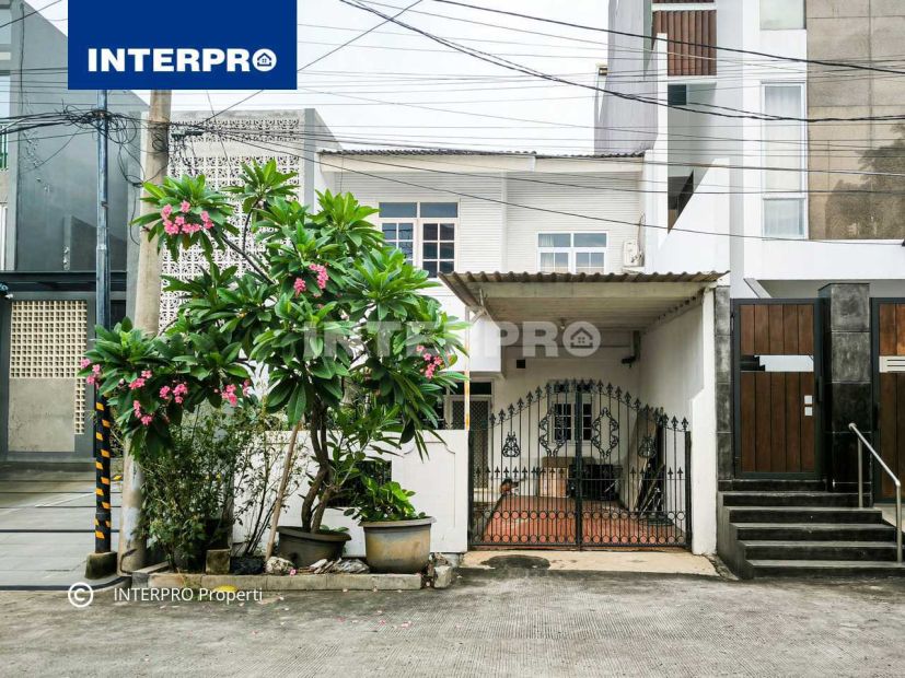 Dijual Rumah 2 Lantai Di Dalam Komplek Taman Ratu Jalan Lebar 3 Mobil