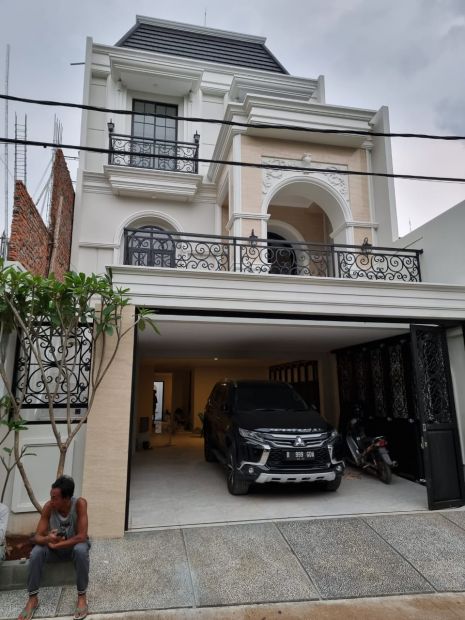 Rumah Mewah Design Modern Classic Dengan Kolam Pribadi Area Jagakarsa