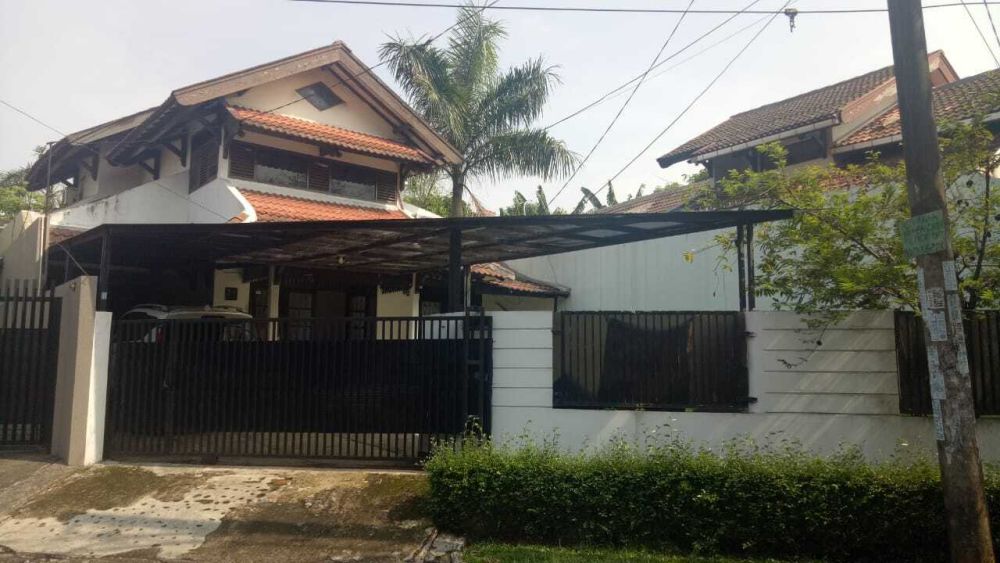 Rumah Dengan Halaman Luas Di Camar Bintaro Jaya Sektor