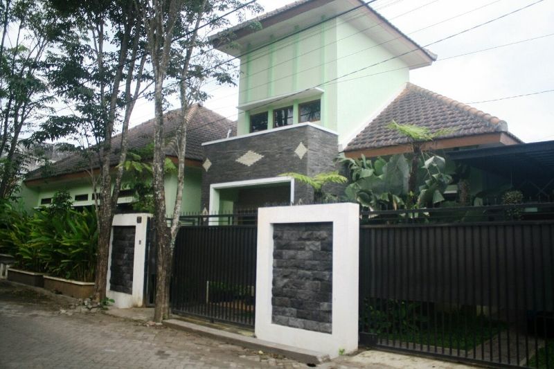 Disewakan Rumah Dengan Taman Luas