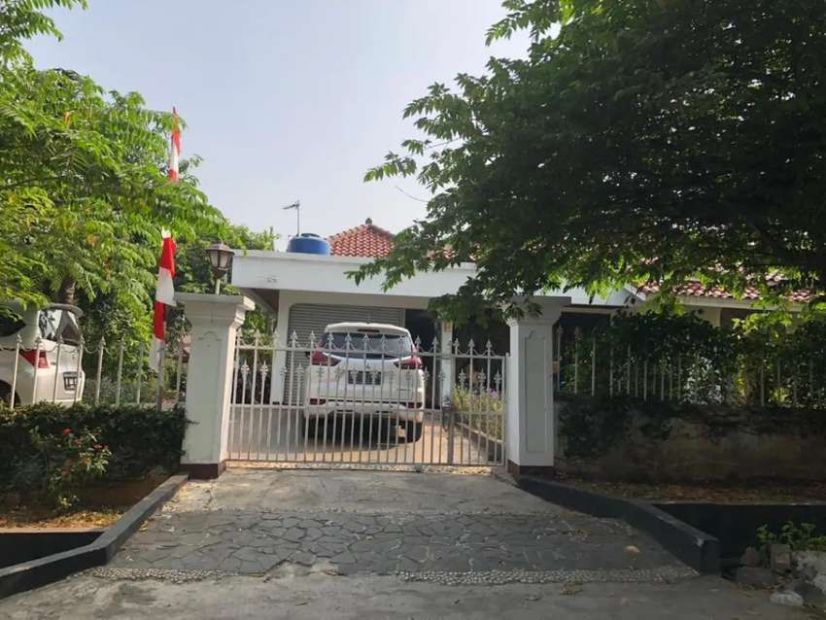 DI JUAL RUMAH TUA LAYAK HUNI HITUNG TANAH DI CIJANTUNG JAKARTA TIMUR