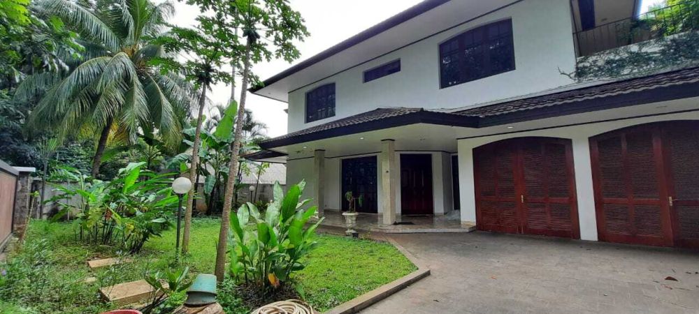 Rumah Mewah Kamar Tidur Dan Swimming Pool Di Brawijaya