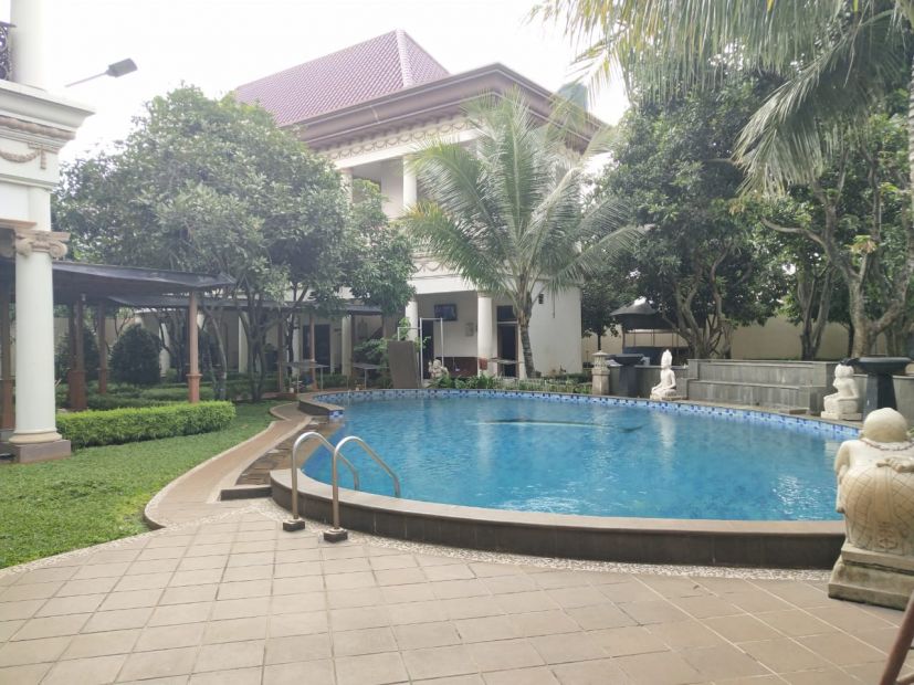 Rumah Mewah Dengan Kolam Renang Gazebo Kebun Luas Di Bambu Apus