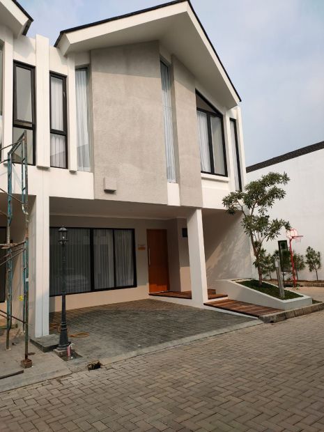 Rumah 2  Lantai dekat Pintu  Tol  Pondok Indah dan Terminal 