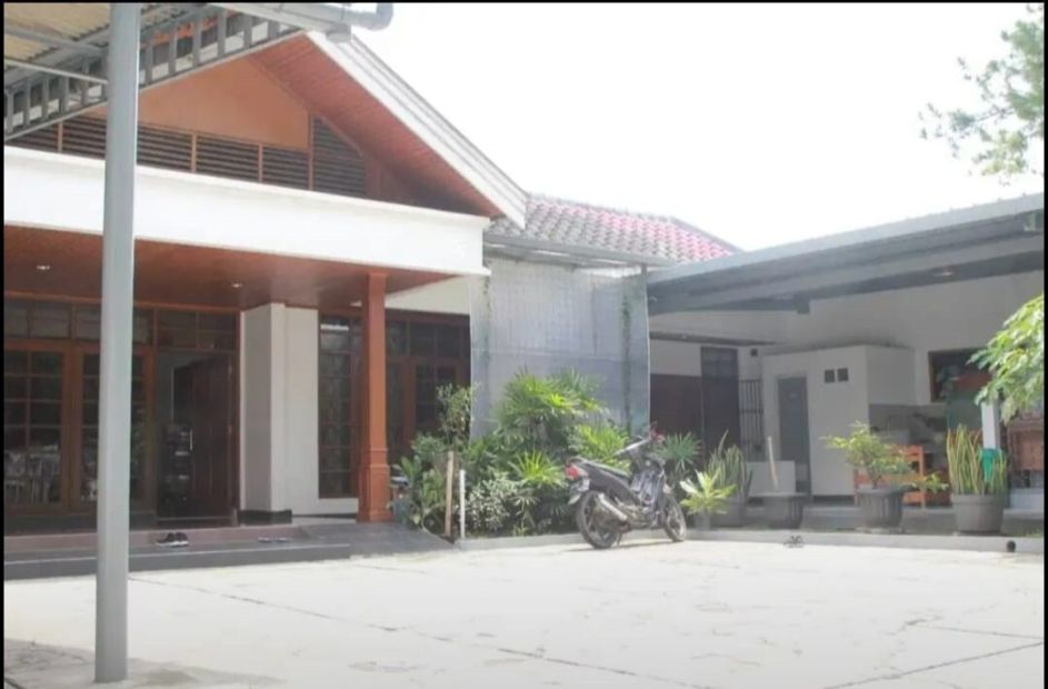 Disewakan Rumah Kawasan Cikutra Bandung Kota Cocok Untuk Usaha Atau Kantor