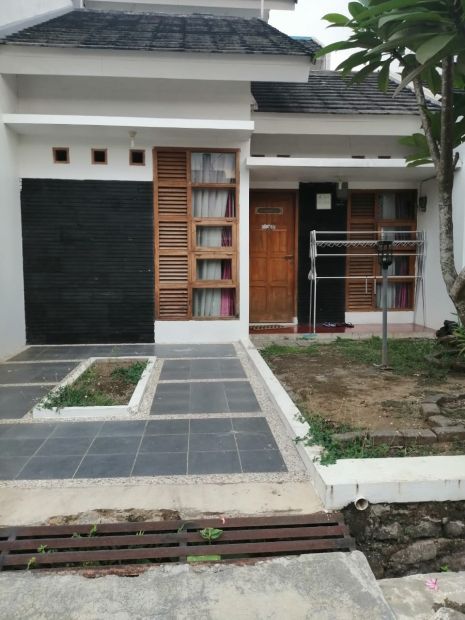  rumah  2 lantai  ada kolam  hiasnya