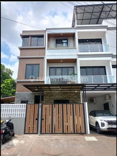 RUMAH MEWAH SUPER MEWAH free KANOPI 2 menit menuju JL LETJEN SUPRAPTO