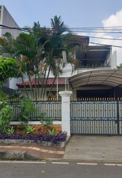 RUMAH CANTIK 2 LANTAI DI MENTENG LINGKUNGAN TENANG DAN SEJUK