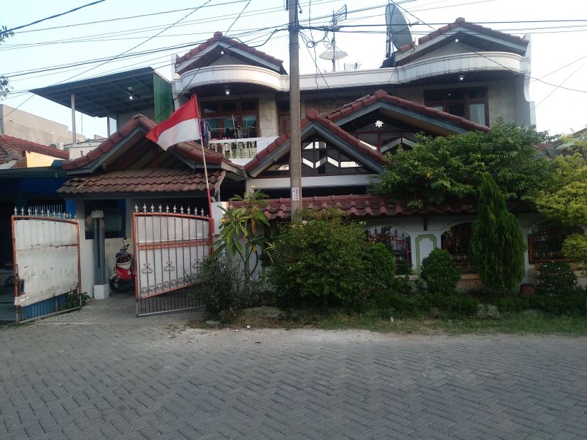 Rumah besar 3 lantai di harapan indah