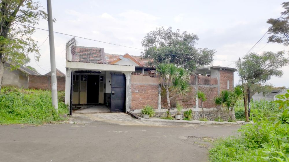 RUMAH BAGUS FURNISH KAYU JATI SANGAT SIAP HUNI DI BURING MALANG