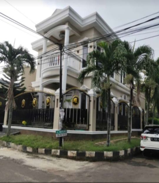 Rumah Mewah Lantai Hoek Di Jl Mertilang Bintaro