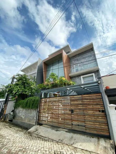 Rumah Mewah Dan Elegan 3 Lantai Split Level Ada Rooftop Di Kebon Jeruk