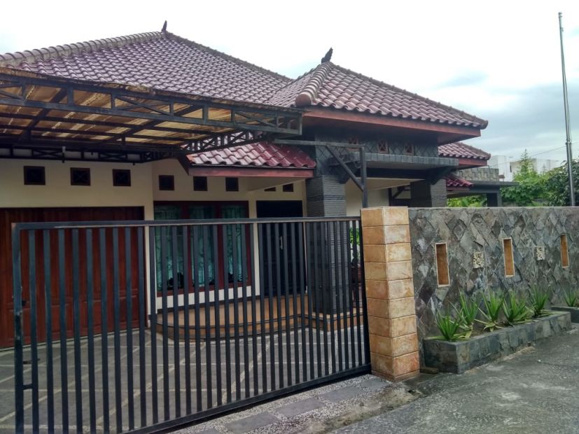 Dijual Rumah Mewah 1 setengah lantai di  jon perjuangan  