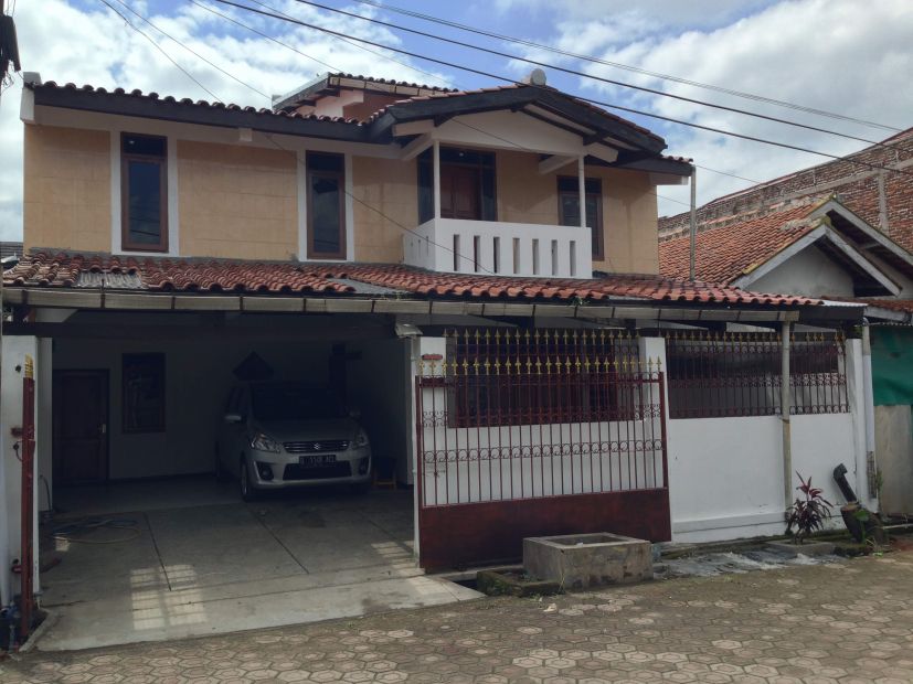  Rumah  dengan banyak Kamar dan  Halaman Parkir  Kendaraan 