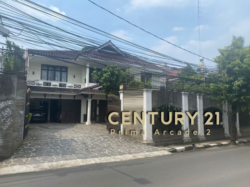 Rumah Luas 2 Lantai Dengan Swimming Pool DI Jaksel DR 10850 Ry