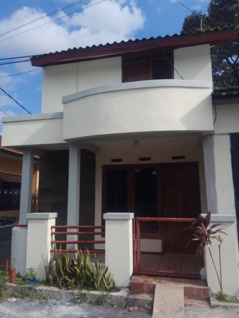 Rumah pojok 2 lantai di jl bantaran malang