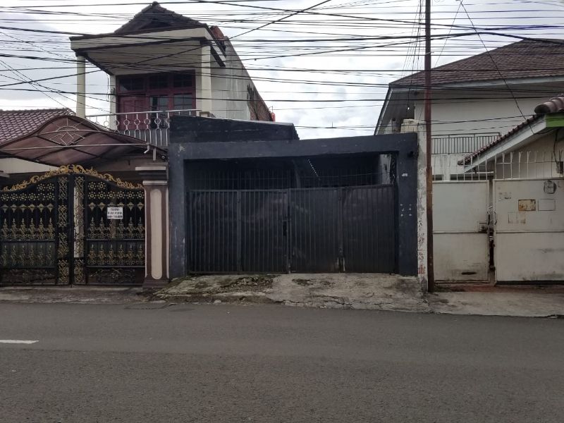 Rumah Di Pinggir Jalan Raya