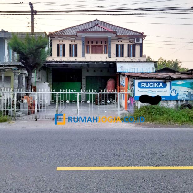 Rumah Dan Tempat Usaha Pinggir Jalan Raya Parangtritis Km