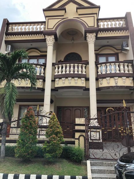 (BS), Rumah Villa Valensia Surabaya Bangunan Megah Desain Classic