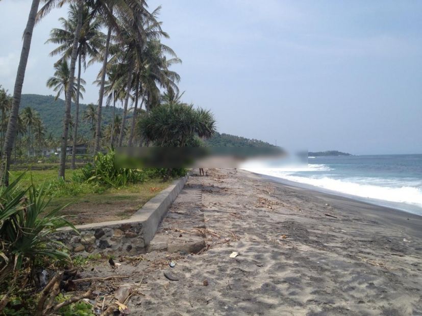  Tanah  pinggir  pantai  di Stangi dekat Senggigi tourist area
