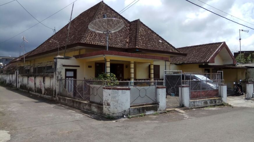 Di jual murah rumah kolonial belanda yang bagus dan terawat. Lokasi