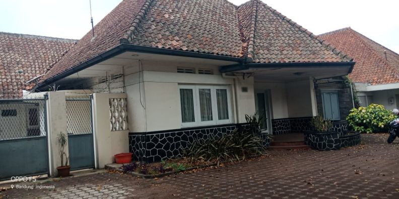  Rumah  Hitung Tanah Saja Di  Jalan Utama Cipaganti  Bandung 