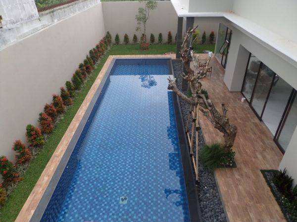 Menarik rumah  huni lt lb 720 500  ada kolam  renang  di 