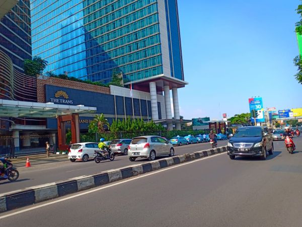 Tempat usaha yg ramai di samping trans studio Mall gatsu