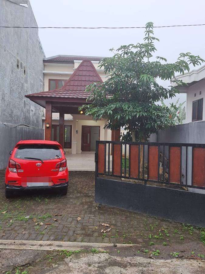 Villa bangunan unik lokasi tidak jauh dari Jalan Raya Tawangmangu