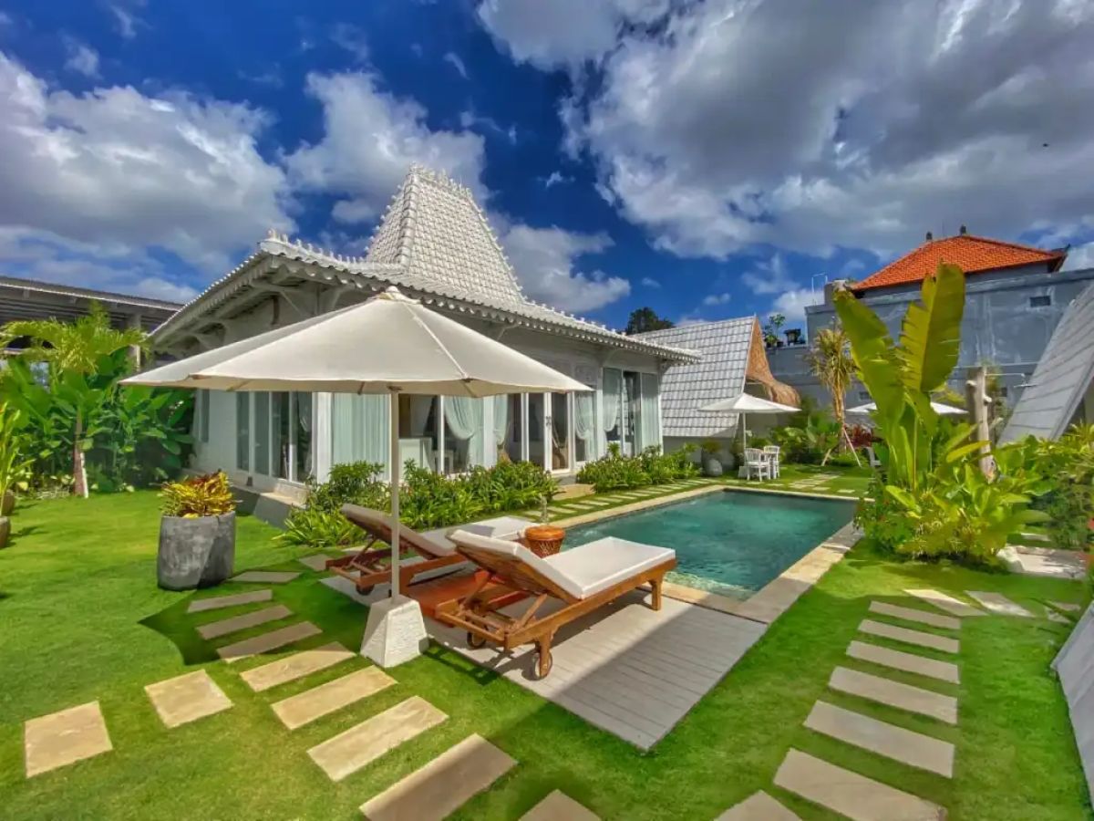 YEARLY FOR RENT 6 BEDROOMS VILLA IN TUMBAK BAYUH - KW273