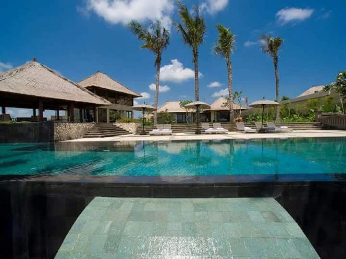 Luxury Villa depan pantai canggu,5 kamar tidur,lingkungan elit