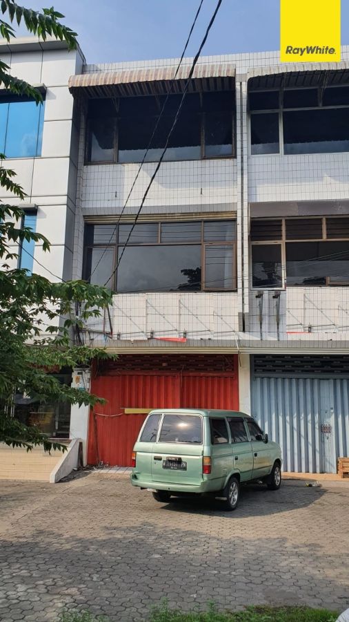 Disewakan Ruko Strategis 3 Lantai di Jl. Dharmahusada, Surabaya