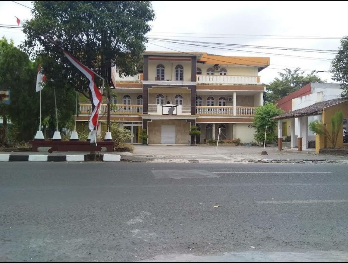 Gedung / Bangunan Kantor Besar Tengah Kota Yogyakarta, Parkir Luas,