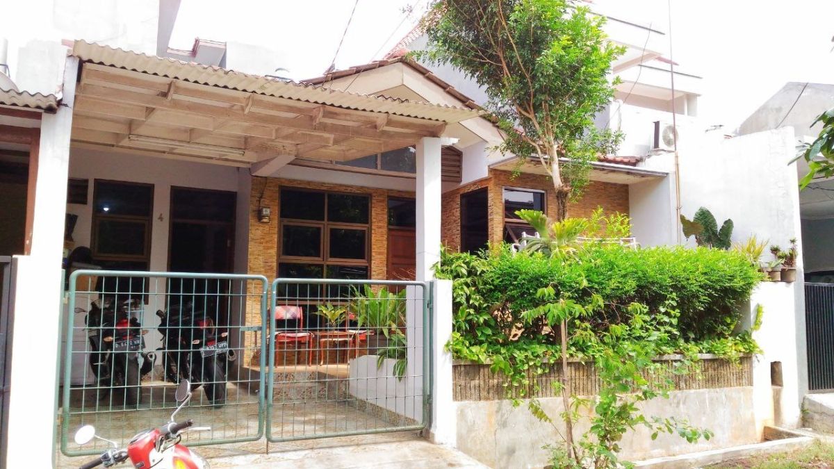 Rumah asri dalam kompleks Vila Bintaro Indah dekat St Sudimara