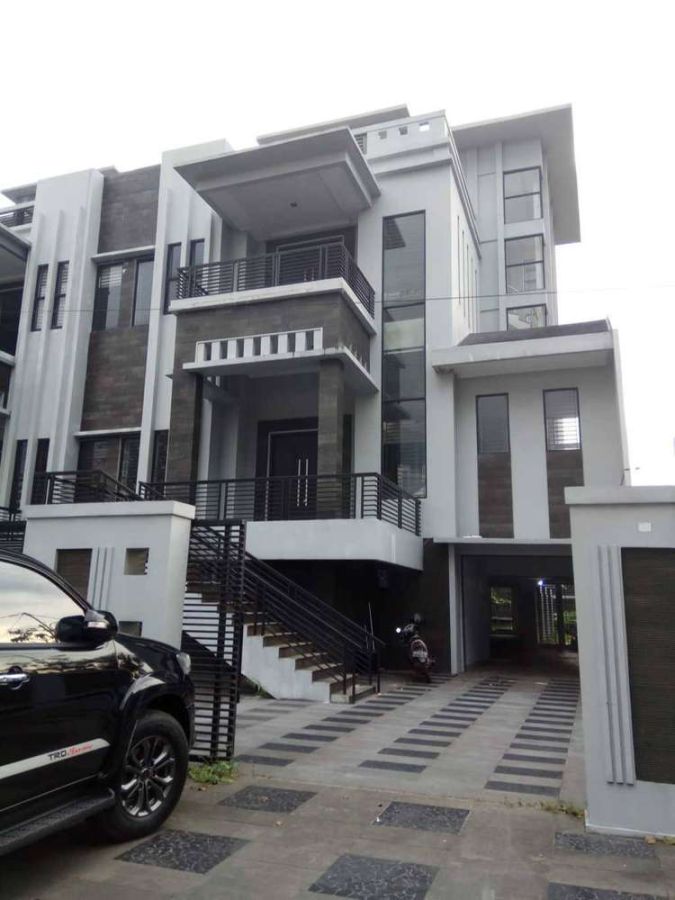 Rumah MEWAH Tepi Jl.Uray Bawadi Pontianak + ada Basement