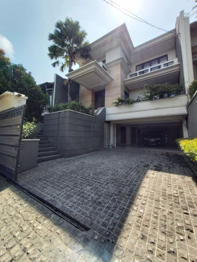 Rumah 3 Lantai Plus Swimming Pool di Kebayoran baru Siap Huni Jakarta Selatan
