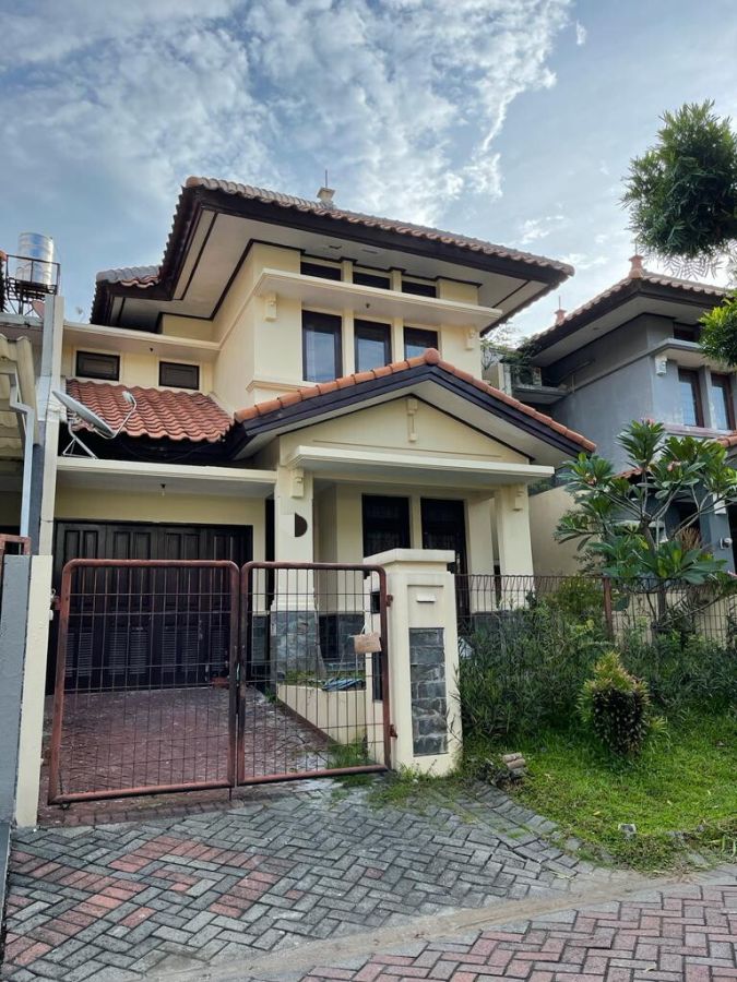 Rumah murah siap huni 2lantai di graha family Surabaya barat