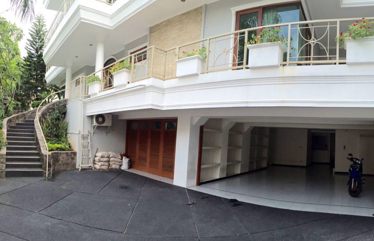 FOR RENT NICE HOUSE WITH PRIVATE POOL AND GARDEN AT PONDOK INDAH