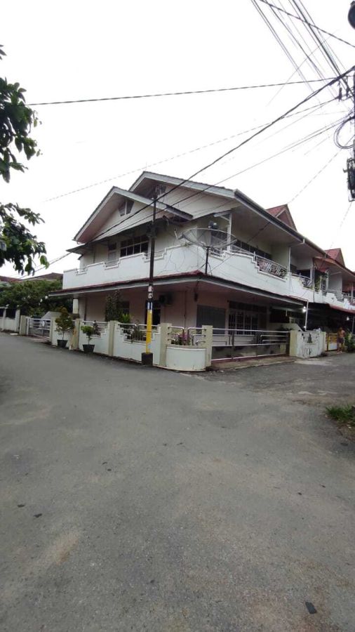 Dijual Rumah Hook Pusat Kota di Jl. Budi Karya, Komp. Waduk Permai