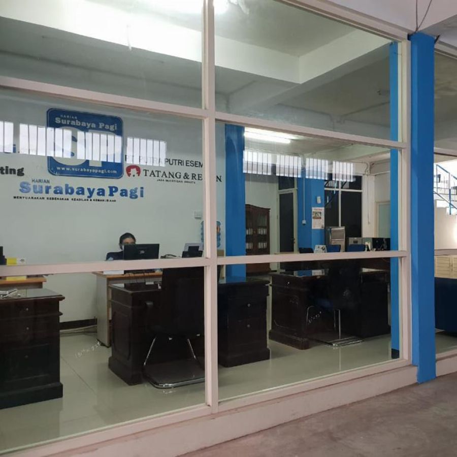 Gedung Besar Luas Startegis Bekas Kantor di Banyu Urip Surabaya