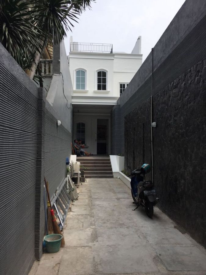 Rumah Baru 3 Lantai di Menteng Jakarta Pusat