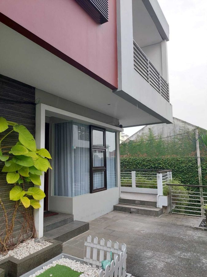 Rumah 3 Lantai Maple Town House Furnish Dekat Tol Pasteur Kota Bandung