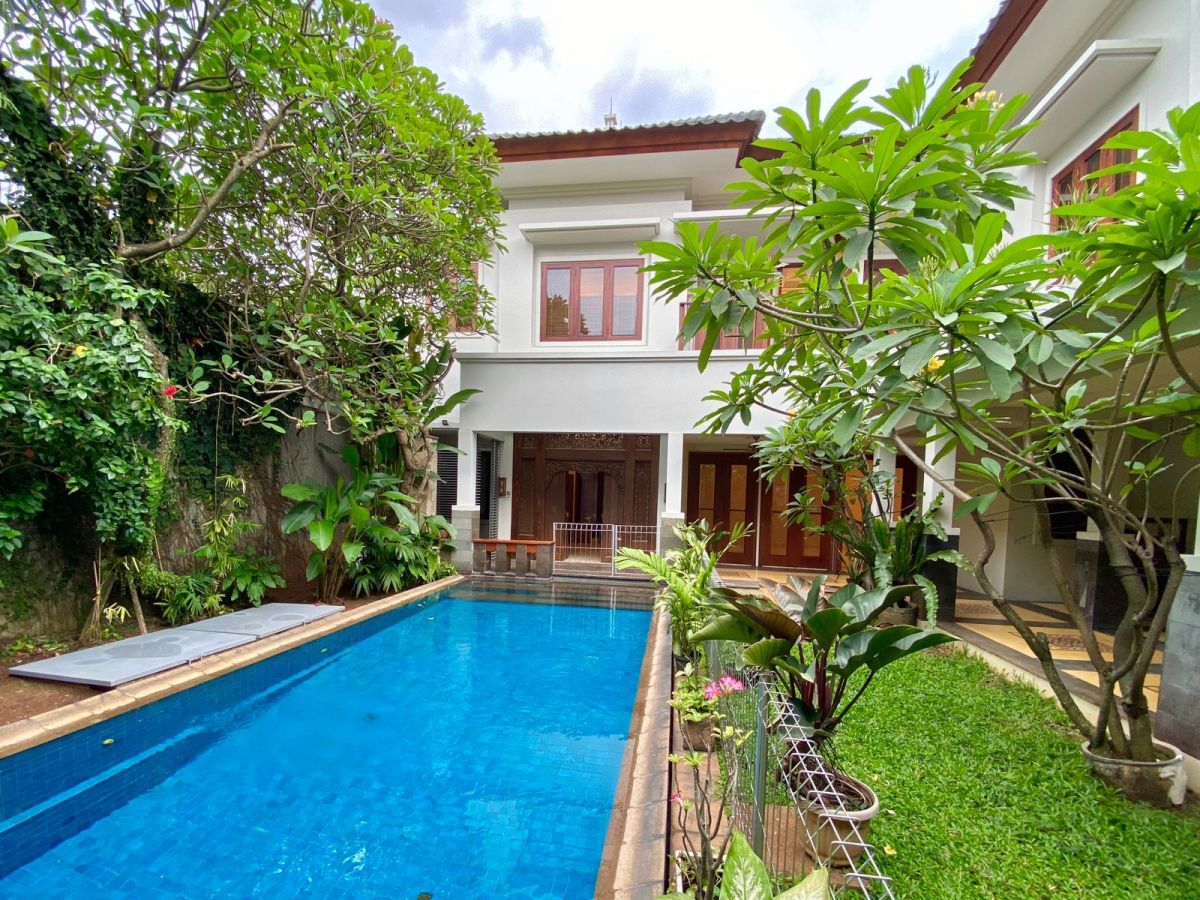 Rumah sewa di Kemang Dalam Jakarta Selatan tropical design .