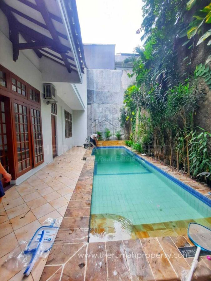 Rumah dengan Private Pool di Kawasan Cilandak