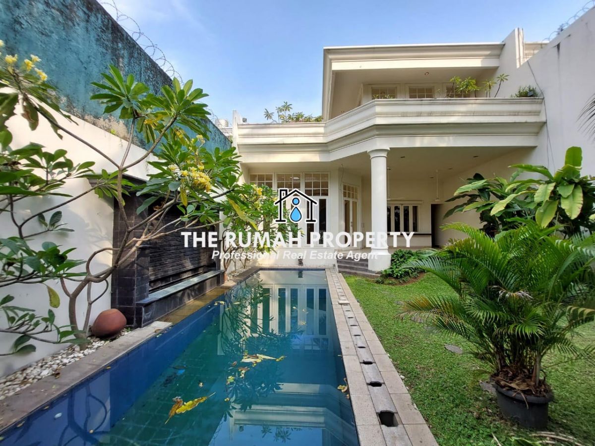 Rumah Mewah Klasik Private Pool Dengan 6 Kamar Tidur di Kemang Jakarta Selatan