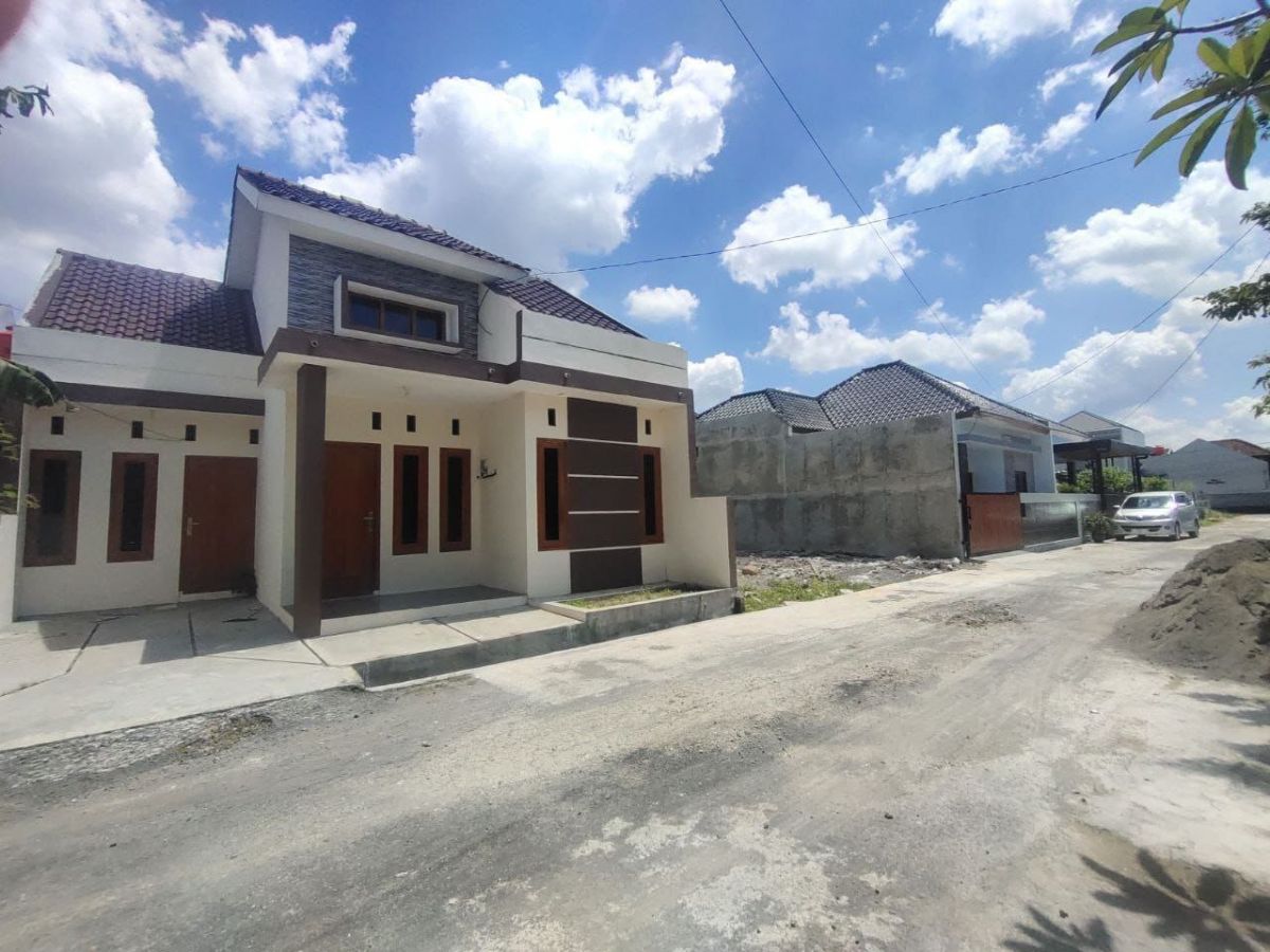 Rumah baru ready unit di Colomadu dekat Hotel Alana