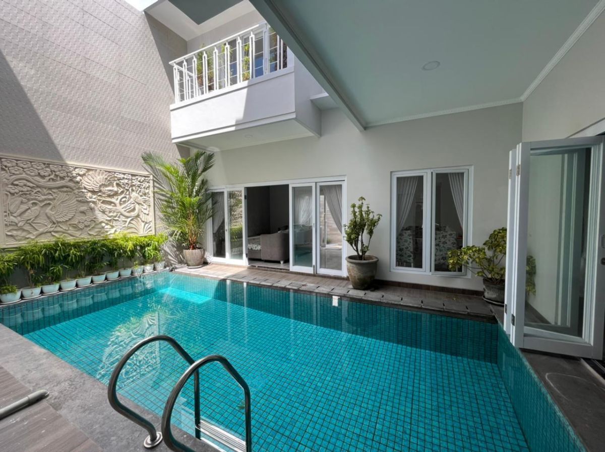 Villa 5 Kamar Tidur Semi Furnished Lokasi di Jalan Tangkuban Perahu Denpasar