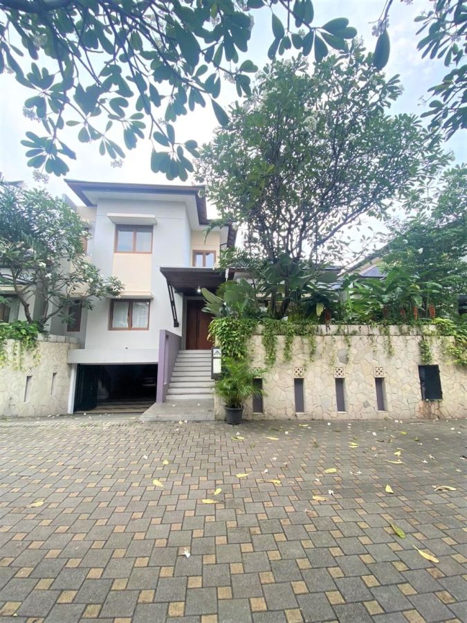 Dijual Murah Rumah Konsep Villa Bali di Kemang Jakarta Selatan