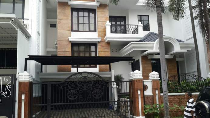 Graha Famili Modern Mewah Full Furnished Garasi Carport Luas Plus Canopy Pagar Siap Huni